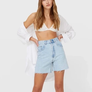 Jeans shorts - Super snygga jeans shorts köpta på zalando från stradivarius, HELT OANVÄNDA! PRISLAPPARNA SITTER FORTFARANDE PÅ💞 storlek 38 men skulle säga att de är mer åt det 36 hållet eftersom de är väldigt tighta på mig som brukar ha 38, köparen står för frakt