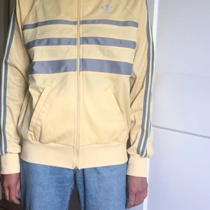 Adidas  - Vintage Adidas! Fint skick! Storlek 180, jag har i vanliga fall storlek S-M.  Köpare betalar frakt 📦 ☺️