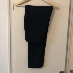 Mörkblå kostymbyxa - Mörkblå kostymbyxa från H&M storlek 36 i nyskick. 100kr, köparen betalar frakt.