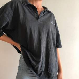 En oversized t-shirt med krage i mörkgrå färg🥰