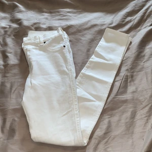 Vita Dr Denim jeans strl M  - Dr Denim jeans oanvända, strl M. Hög midja.