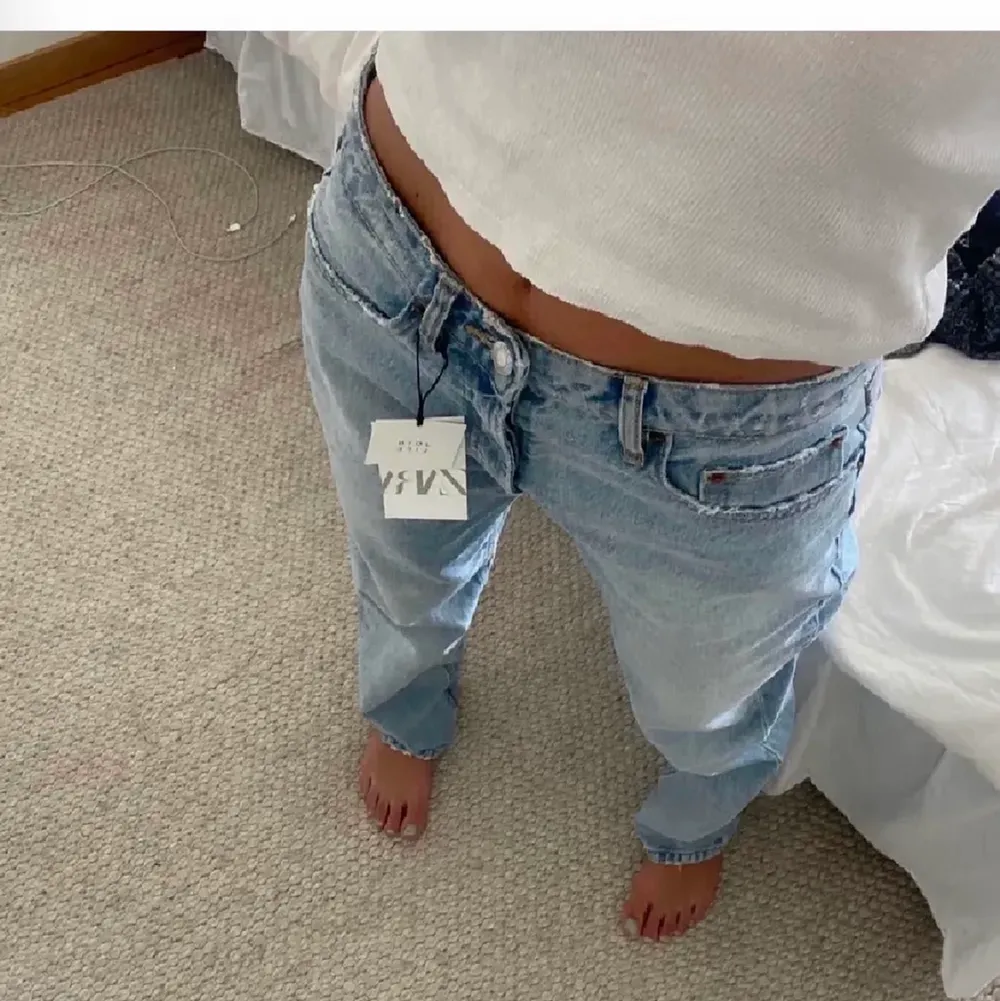 Säljer dessa slutsålda ZARA mid Rise straight jeans i färgen ljusblå. Bilderna är lånade och tveka inte på att höra av dig för mer information! Köparen står för frakt😊. Jeans & Byxor.