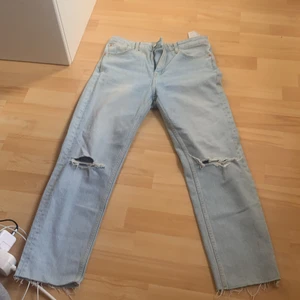 Jeans ifrån zara - Blåa jeans med håll i bägge knäna ifrån zara. Jeansen är wida!! Storlek 38, men passar både S och M