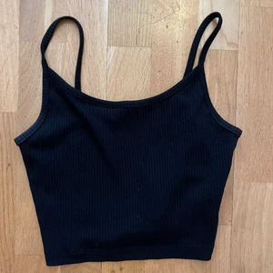 Ett basic svart cropped linne strl xs - Ett svart cropped linne som knappt är använd. Köparen står för frakten🤍