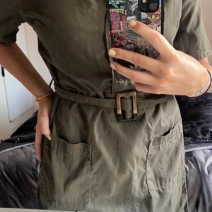 Grön klänning  - Grön klänning med fickor och skärp. Säljer den tyvärr pga har ingen användning för den längre. Använd sparsamt så inga hål eller liknande. Skriv för i dm för frågor eller bilder!🌟