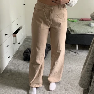 Beiga vida jeans - Beställde dessa byxor från SHEIN men tyvärr en storlek för stora annars skitsnygga! 🤎⚡️ Midjestorlek är 80 cm och går ner till hälarna på mig som är 172 cm. (90 kr + 62 kr frakt)