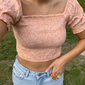 sommartopp med puffärmar - fint skick! köparen står för frakten 