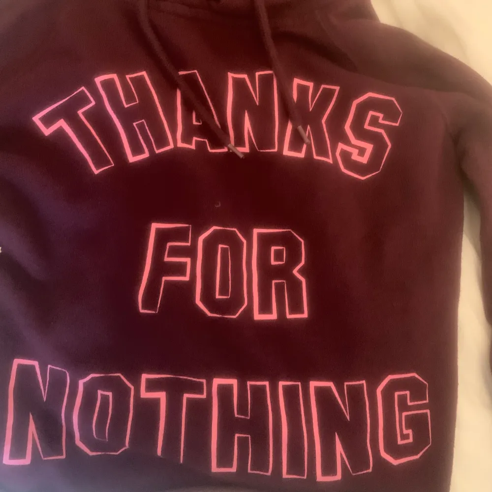 En lila, croppad luvtröja med tryck ”Thanks for nothing”. I strl XXS från New Yorkers märke ”FB sisters”. Använd ett fåtal gånger men i nyskick.. Hoodies.