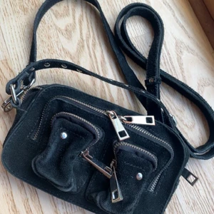 Nunoo väska  - Säljer en liten nunoo väska, nypris 1100kr, mitt pris 300kr. Fint skick 💘