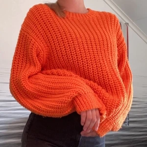 Stockad tröja  - Säljer denna jättefina stickade tröja från hm. Den är orange och nästan oanvänd. Köptes i september förra året men har mest hängt u garderoben eftersom det inte riktigt var min stil. Nypris runt 300kr, säljer för 130kr + frakt🥰  storlek xs men den är Oversized så skulle tro att den passar upp till m beroende på hur man vill att den ska sitta!