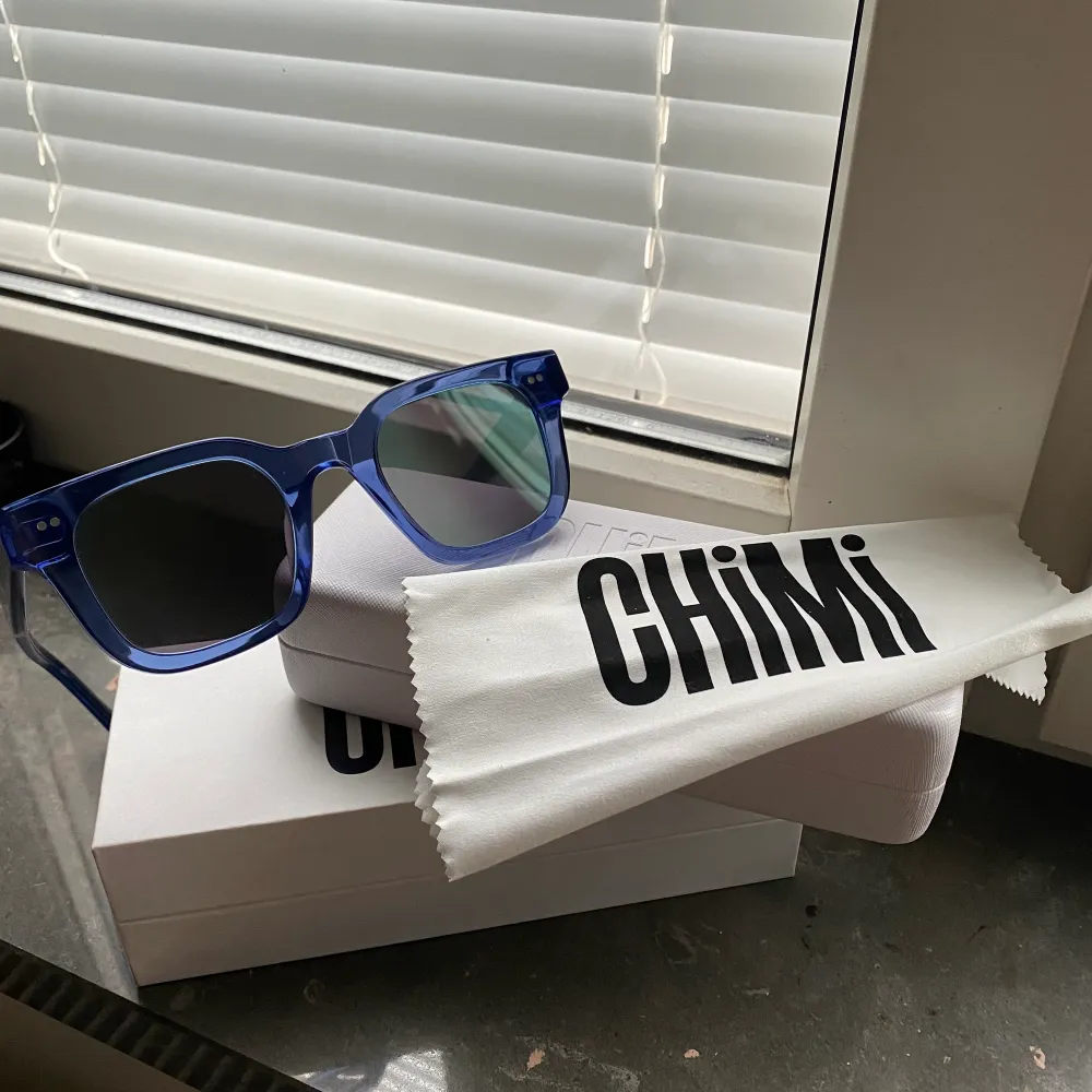 Lägger upp dessa igen pga oseriös köpare. Ett par solglasögon från Chimi i modellen 004 acai med spegelglas. Slutsålda online och går ej att få tag på längre. Använt ett fåtal gånger så i jättebra skick. Ingen påse för glasögonen medföljer!:). Accessoarer.
