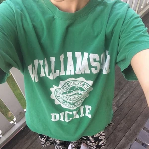 Originell dickies T-shirt! - Grön tischa från Dickies! Köptes second hand, men är äkta såklart! Strl small. Helgrön på baksidan💚💚💚 inga fläckar, d är från min kamera 