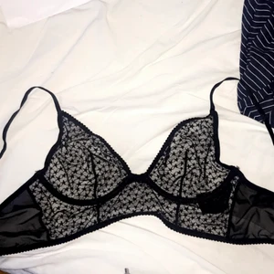 Stjärn bh - Jätte fin bh/topp. Men kommer tyvär inte till använding. Storlek 80B men passar mig som har 75B
