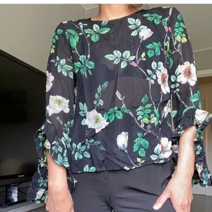 Blommig topp - Blommig (lite transparent) topp med volangärmar. Nästan inte använd och i superskick. 🦋🦋