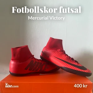 Fotbollsskor FUTSAL  - NIKE Mercurial Victory storlek 38.5, Futsalskor som fungerar superbra att använda vid andra aktiviteter. Säljes då de är för små för mig. Endast använda vid ett tillfälle, vid det tillfället vann vi där dessa skor hjälpte mig göra 2 mål;) Priset är diksurerbart så hör av er vid intresse!