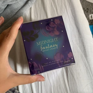 Parfym  - Säljer denna då jag har många parfymer. För fler frågor eller funderingar är det bara o höra av sig!💜