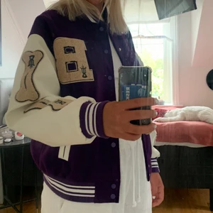 Varsity jacka 💜 - Det var några stycken som var intresserad av jackan så jag har gjort en budgivning, lägg gärna ett bud där. Öka minst med tio 💜