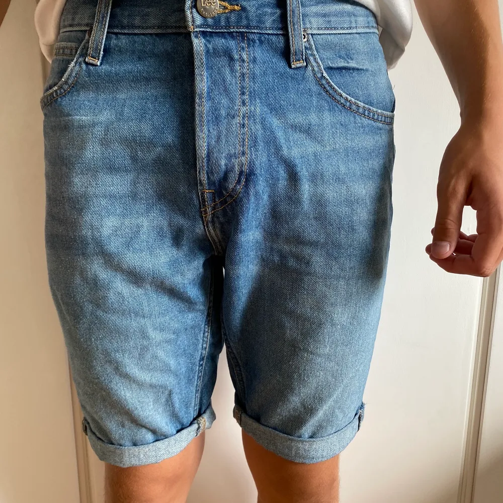 Snygga jeansshorts från lee, straight fit. Shorts.