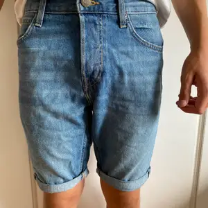 Snygga jeansshorts från lee, straight fit
