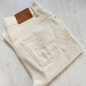 Säljer mina beiga jeans från WERA i storlek 38. Är mid rise och väldigt fina! Kommer inte lika mycket till användning länge därför jag säljer🤎 köparen står för frakten! (Är 170cm).