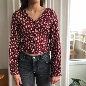 Blus med mönster - Blus med mönster, ballongärm, knapp detalj och resor detalj vid midjan. Nyskick, använd 2-3 gånger