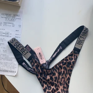 Helt oanvända Victoria secret trosor! - Helt oanvända, köpte två par så har helt enkelt bara fått användning för det andra paret! Köpt för 300kr på Victoria secret, säljer för 250kr❤️