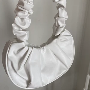 Väska - Vit ”skinn” väska från Shein 🤍🤍 100kr ink frakt