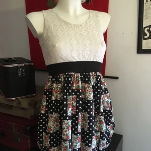 Anap japanskt vintage mode - Köpt på anap i Shibuya Tokyo. Passar en petite tjej och är söt som bara den. En liten reva fram som ej märks. 