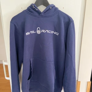 Sail racing - En hoodie som har ett bra materiel.