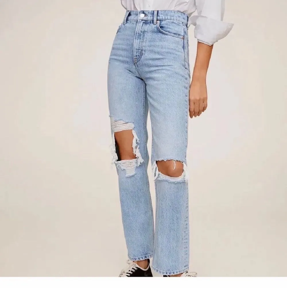 Säljer dessa mango jeans med hål, passar perfekt på mig som är lite över 170 💙. Jeans & Byxor.