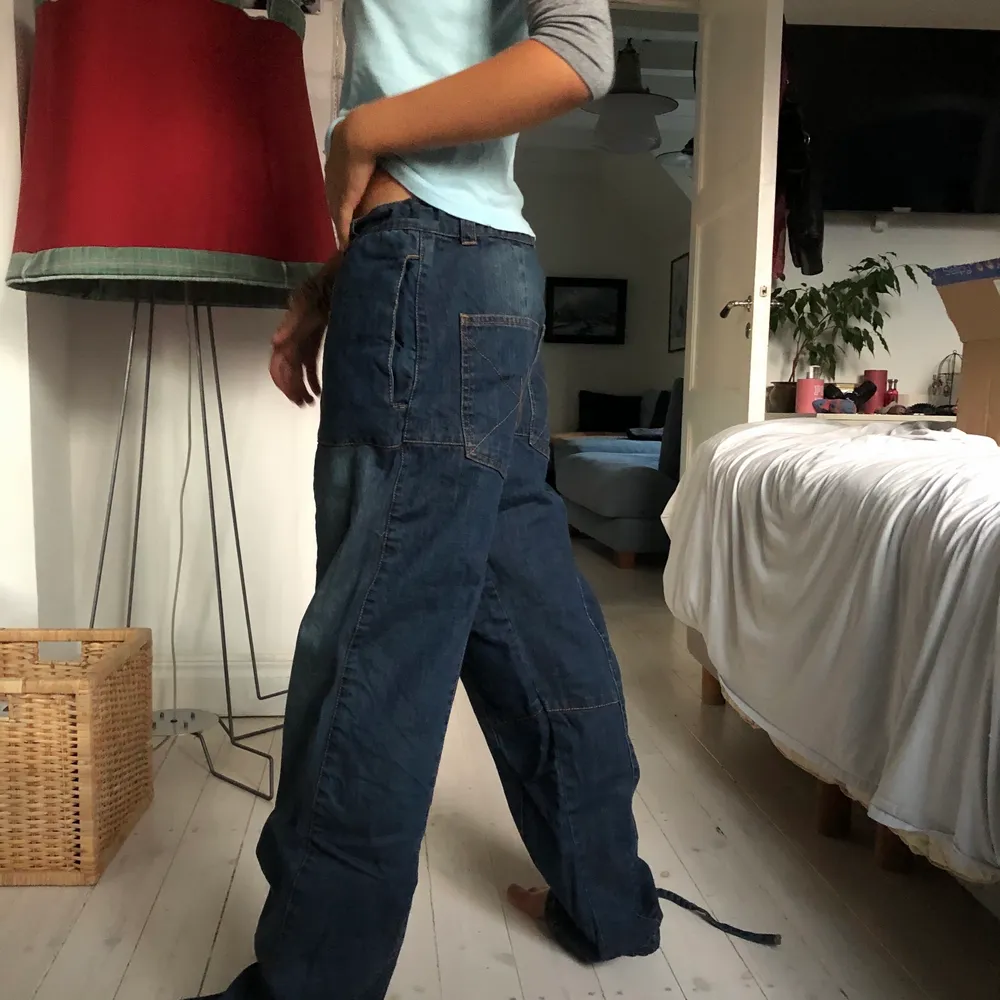 Ett par as coola baggy jeans med jätte unika fickor och snörning längst ner. Köpte från Sellpy men de var för korta. Jeans & Byxor.