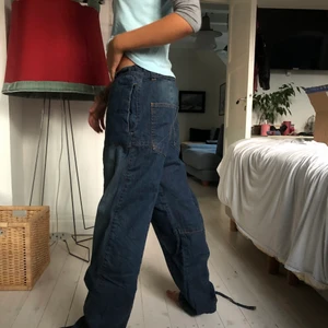 Ass coola jeans - Ett par as coola baggy jeans med jätte unika fickor och snörning längst ner. Köpte från Sellpy men de var för korta