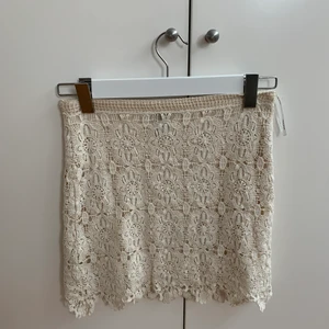 Spets kjol - Säljer min super söta kjol från Vero Moda! Den är inte använd på hur länge som helst då den är för liten för mig nu :// men älskar modellen på den den sitter jätte fint på 🥺💖💖 inga defekter.