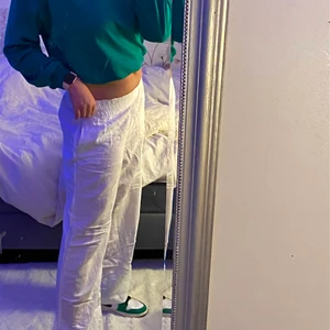 lågmidjade linnebyxor - ett par sjukt fina hellånga lågmidjade linnebyxor från HM, storlek M och går ner till marken på mig som är 175cm😍 säljer pga att jag har 2 par! Startbud 200💕 (buda i kommentarerna)