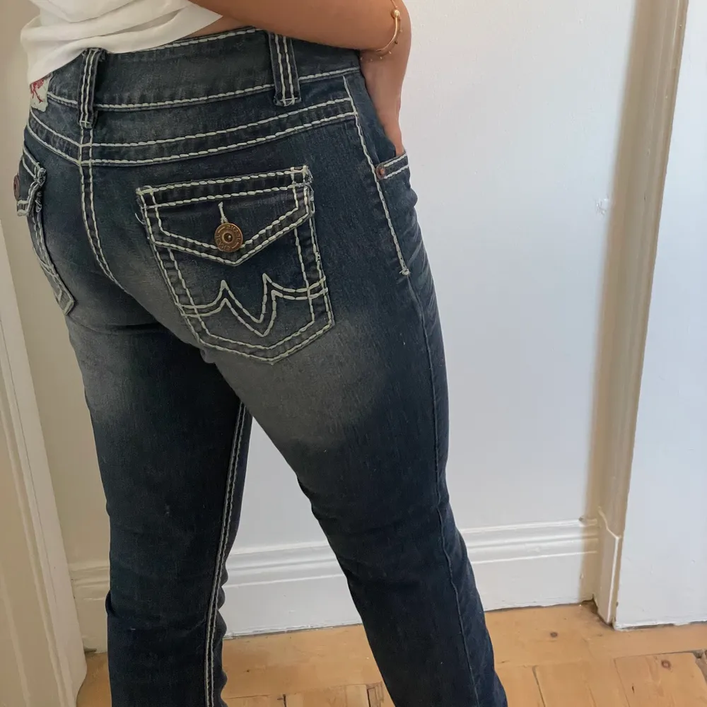 Säljer dessa snygga true religon jeans i super fint skick! Vid ett stort intresse skapar jag budgivning!❣️köp direkt för 300kr. Jeans & Byxor.