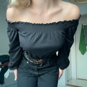Svart top från hm i xs - Jätte fin Svart top från hm i xs som har använts 1 gång!