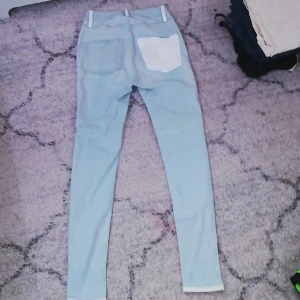 Jeans S - Målade på dessa och nu är de för stora för migsäljer för lågt pris eftersom de inte är i bästa kvalitet