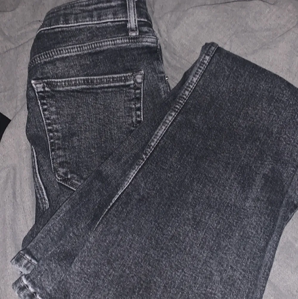 Använt 2 gånger Max men har tyvärr blivit för små på mig :( jätte fina jeans och har en slits där nere som ni kan se på dom 2 bilderna jag tog från zaras hemsida🥰. Jeans & Byxor.