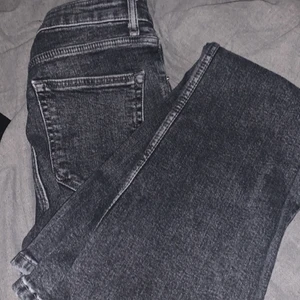 Zara jeans - Använt 2 gånger Max men har tyvärr blivit för små på mig :( jätte fina jeans och har en slits där nere som ni kan se på dom 2 bilderna jag tog från zaras hemsida🥰