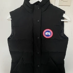 Canada Goose väst - Canada Goose väst för dam. Knappt använd. Ordnarie pris: 3390:-