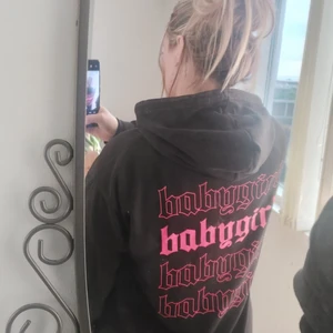 Sweatshirt klänning  - Knappt använd. Från boohoo. Mjukt luddigt material i tröjan. Står babygirl på ryggen.