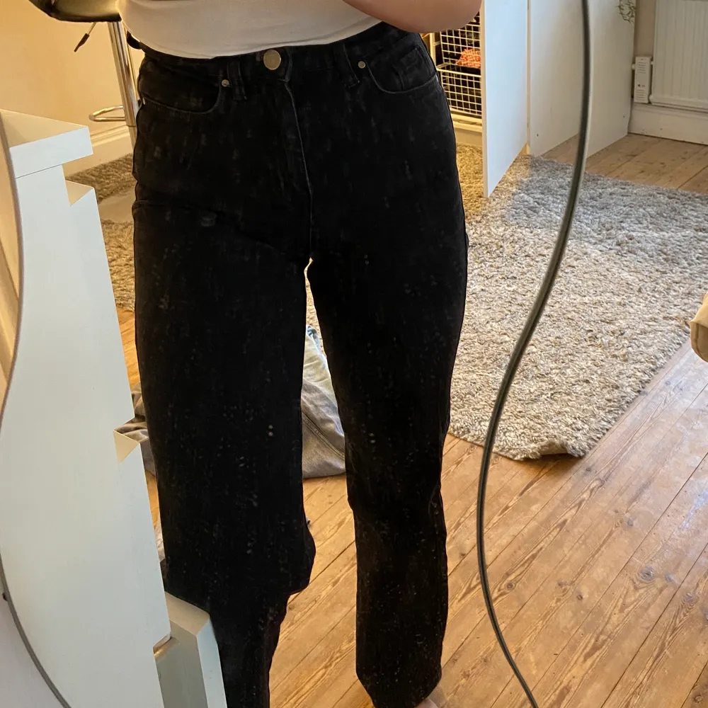 säljer dessa vida jeans från madlady då de är lite för korta på mig för min smak, annars är de super sköna att ha på sig🖤 storlek 34 längd 32, nypris är 549kr. Jeans & Byxor.