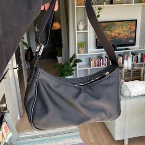 Fin väska! - Så snygg och trendig väska från & other stories! Pris kan diskuteras vid snabb affär :)