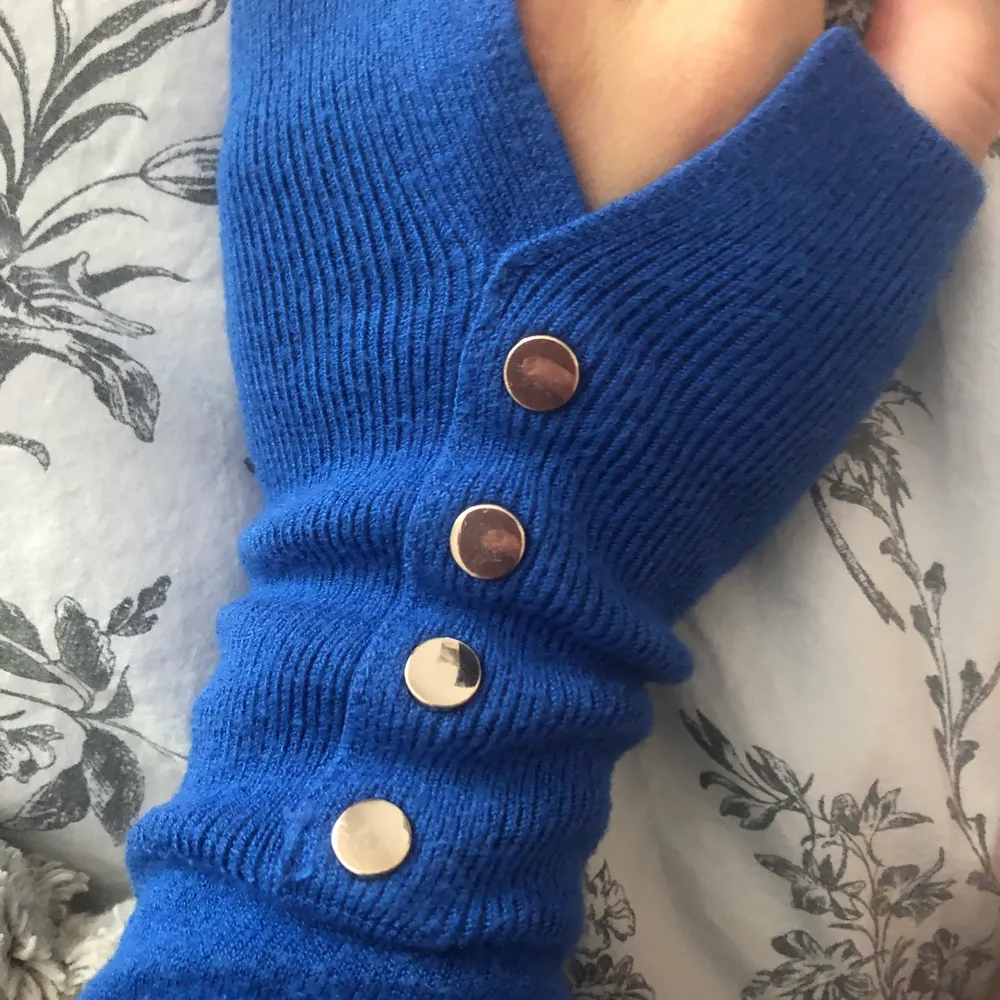 Långärmad tröja från Zara i en jättefin blå färg, guldiga knappar på ärmarna. Storlek S, 150kr inklusive frakt, nypris 259. 💕💕. Hoodies.