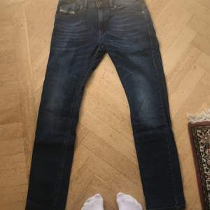 Snygga och sköna jeans i regulator fit från diesel, storlek 30x32
