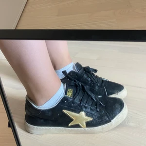 Skor från Le temps des cerises - Typ helt nya använt Max 5 gånger, slutsålda på zalando, har inte kvar kartong. Storlek 39. Frakten ingår i priset