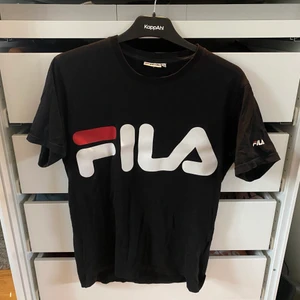 Fila tshirt  - Fila tshirt i herrstorlek S, så sitter den nog mer oversized eller som en medium på tjejer! Säljes pga ingen användning, nypris 300kr. Pris + 45kr frakt 🦋