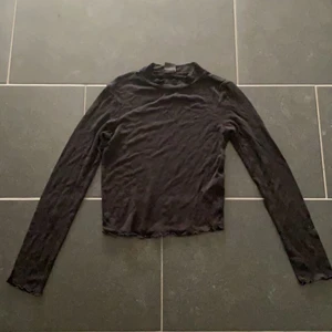 Fin tröja - En fin tröja från Gina tricot. Långärmad men ganska tunn i materialet, perfekt nu till hösten och går att styla med allt !! Endast använd en kväll❤️❤️