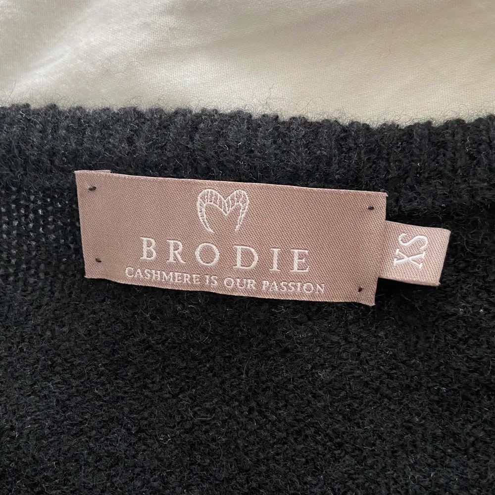 Populär Brodie Cashmere tröja! Bra skick, utan defekter. Har en 20cm öppning på tröjans nedre vänstra sida🥰⚡️. Tröjor & Koftor.