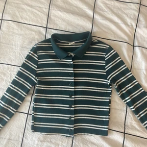 Cardigan - grön & vit - Randig tunn kofta från Urban Outfitters. Säljes pga felköp. Nyskick